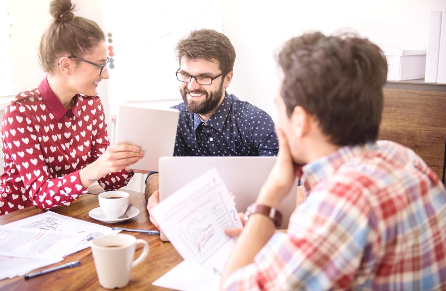 Équipe travaillant sur une stratégie de financement startup